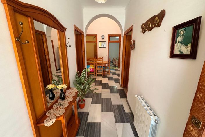 Image No.4-8 Bed Townhouse for sale