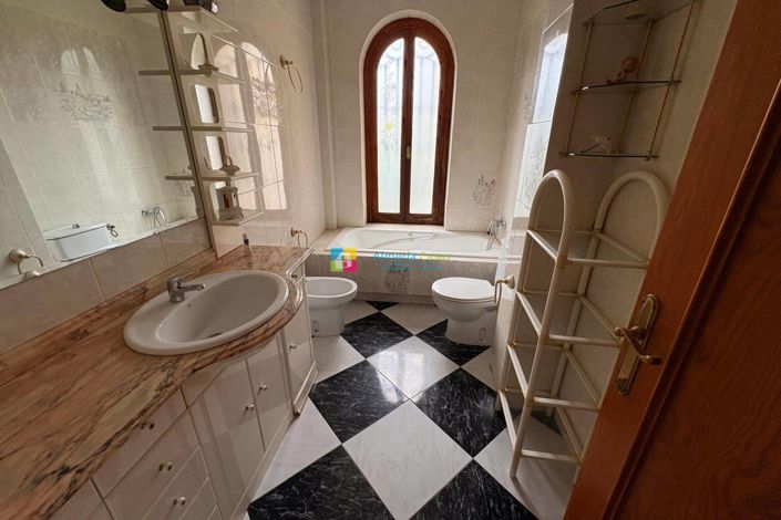 Image No.13-4 Bed Villa for sale