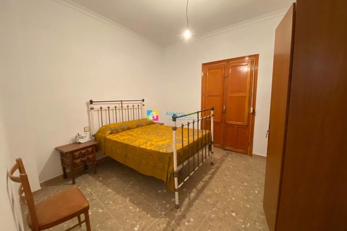 Image No.14-6 Bed Townhouse for sale