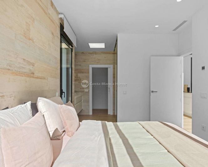 Image No.25-4 Bed Villa for sale