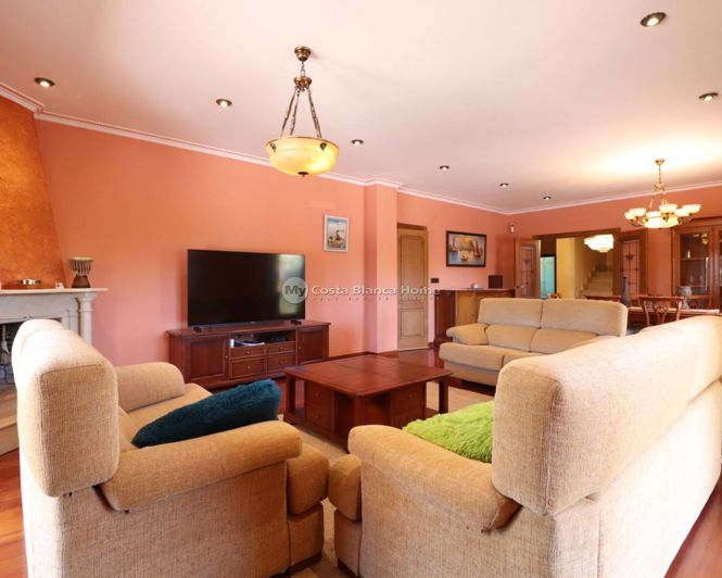 Image No.8-6 Bed Country House for sale