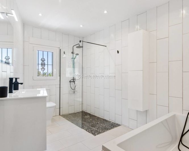 Image No.22-4 Bed Country House for sale