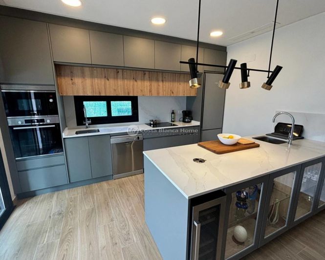 Image No.28-3 Bed Property for sale