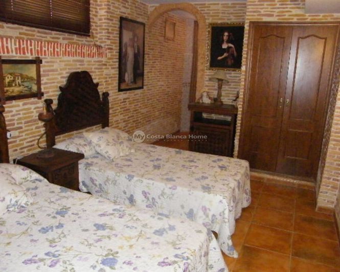 Image No.20-5 Bed Townhouse for sale