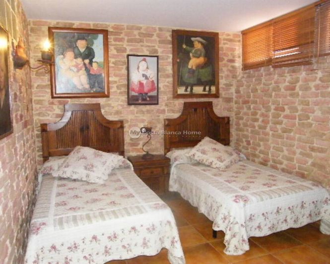 Image No.22-5 Bed Townhouse for sale