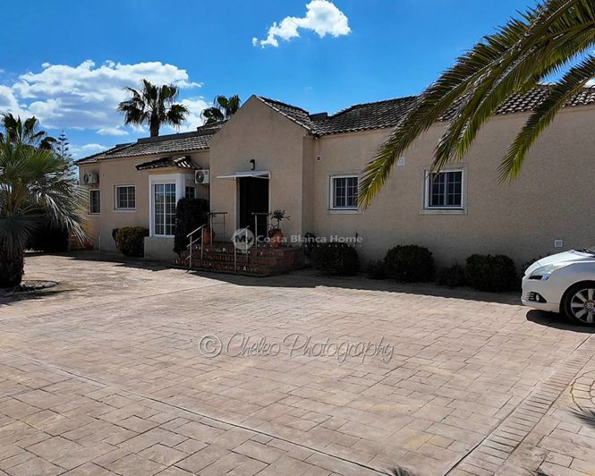 Image No.2-4 Bed Country House for sale