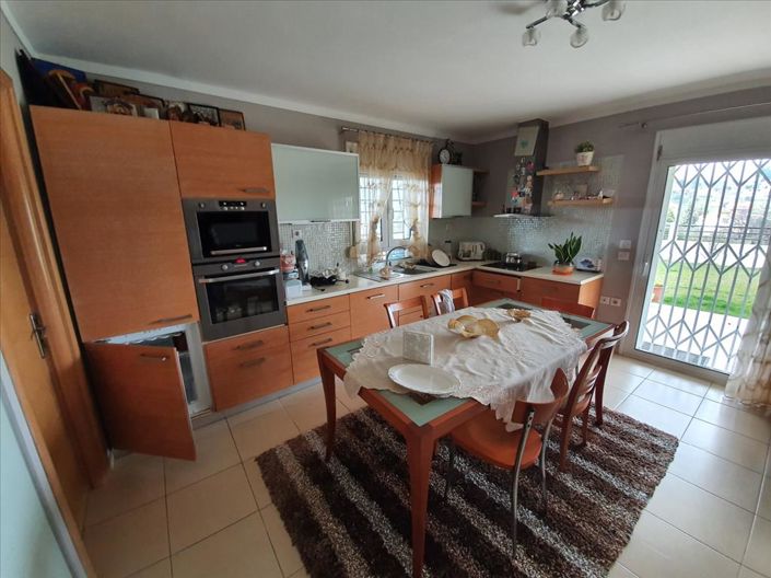 Image No.9-3 Bed Maisonette for sale