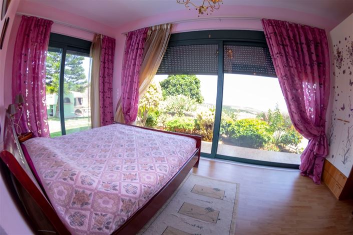 Image No.12-5 Bed Property for sale