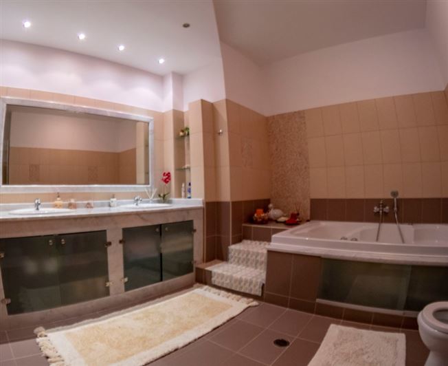 Image No.15-5 Bed Property for sale