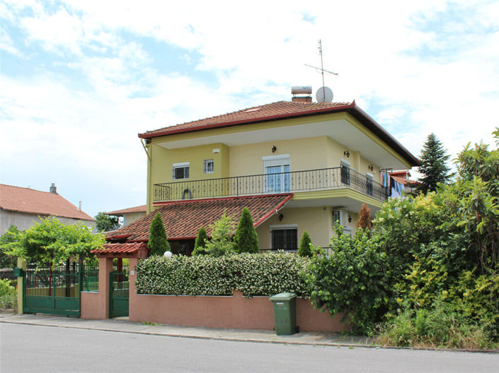 Image No.1-4 Bed Property for sale