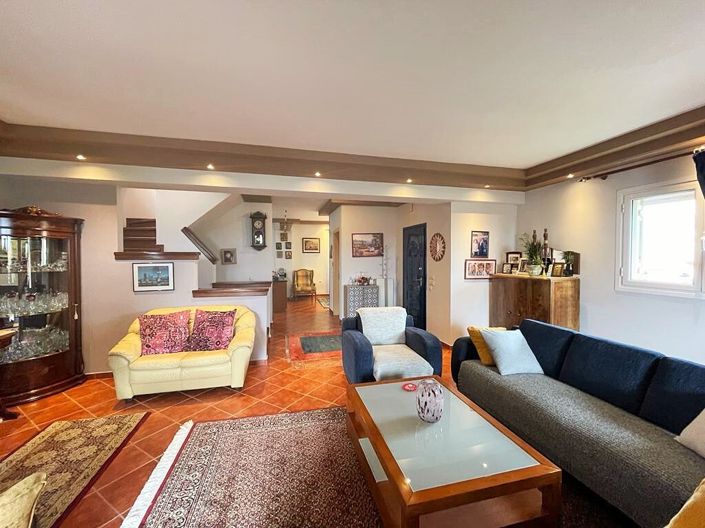 Image No.11-3 Bed Property for sale