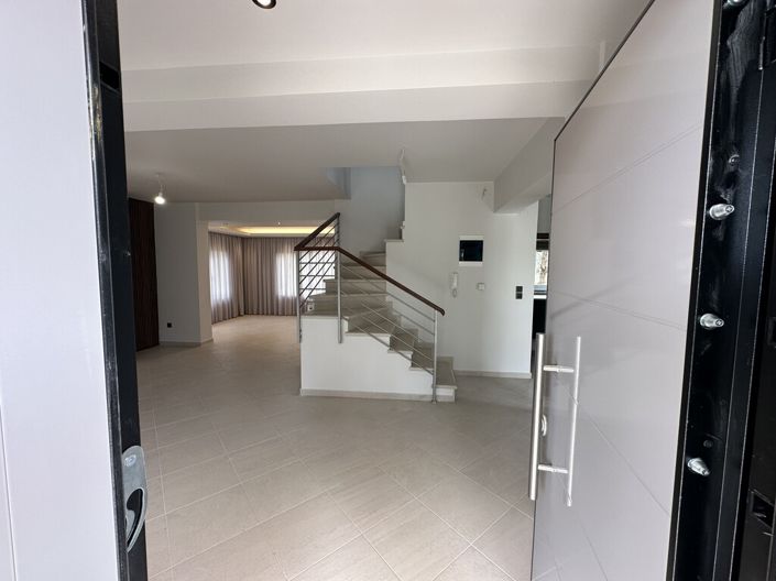 Image No.10-5 Bed Property for sale