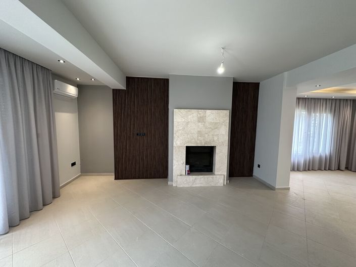 Image No.12-5 Bed Property for sale