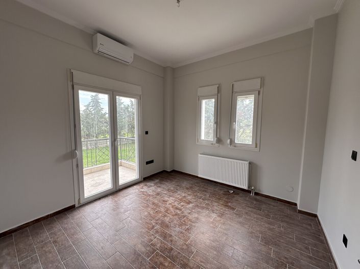 Image No.23-5 Bed Property for sale