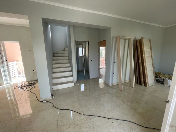 Image No.8-6 Bed Maisonette for sale