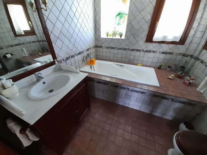 Image No.24-4 Bed Property for sale