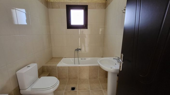 Image No.14-3 Bed Property for sale