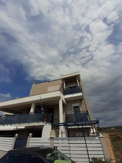 Image No.2-5 Bed Property for sale