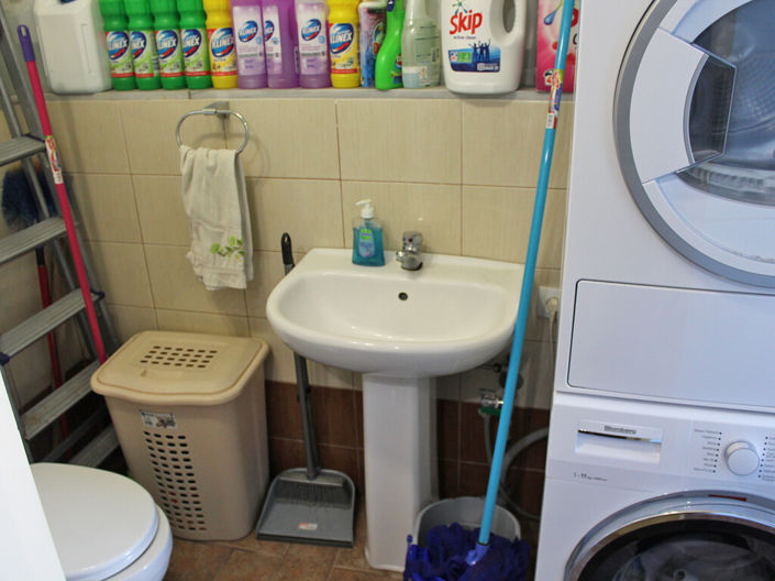 Image No.16-6 Bed Property for sale