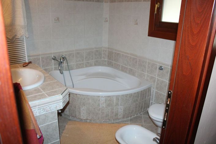 Image No.8-3 Bed Maisonette for sale