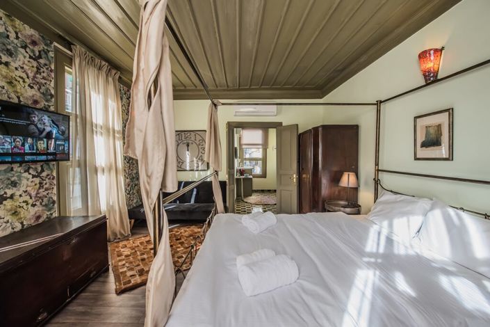 Image No.10-3 Bed Property for sale