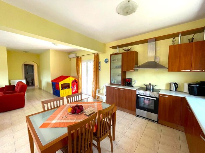 Image No.10-3 Bed Property for sale