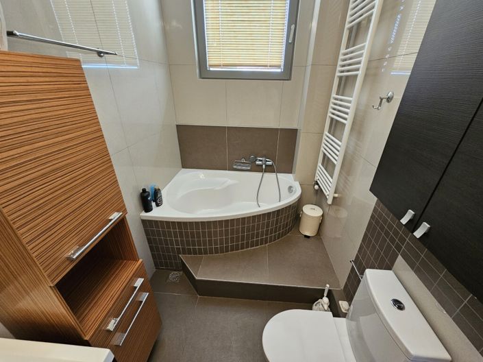 Image No.8-3 Bed Maisonette for sale