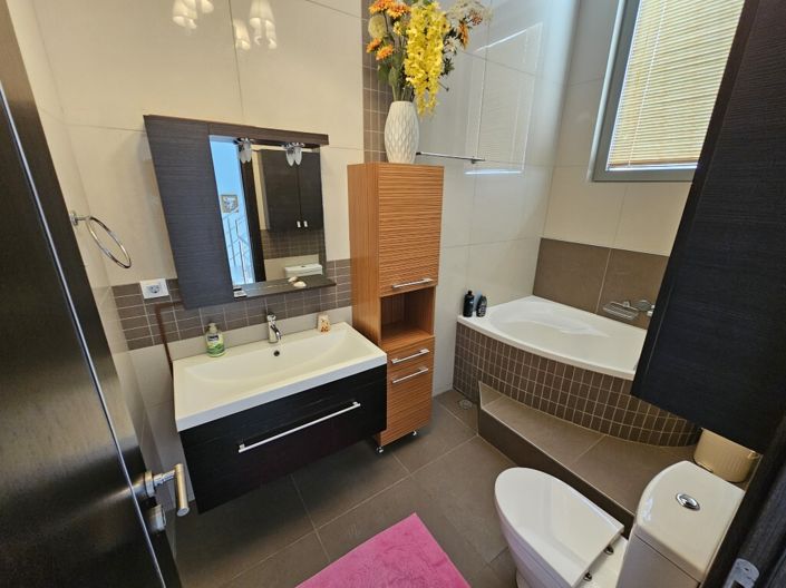 Image No.9-3 Bed Maisonette for sale