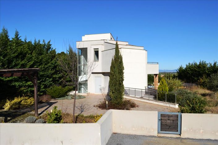 Image No.2-4 Bed Property for sale