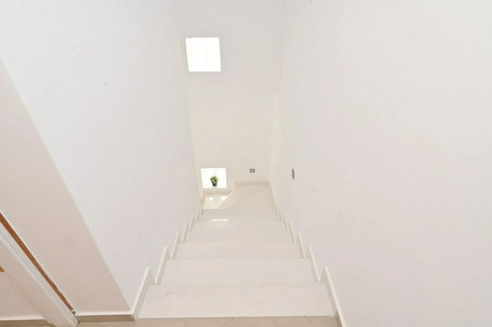 Image No.12-4 Bed Property for sale