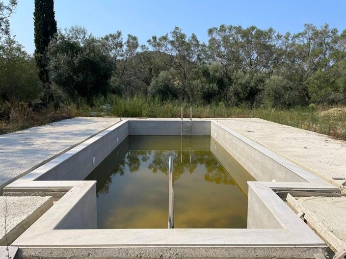 Image No.10-2 Bed Property for sale