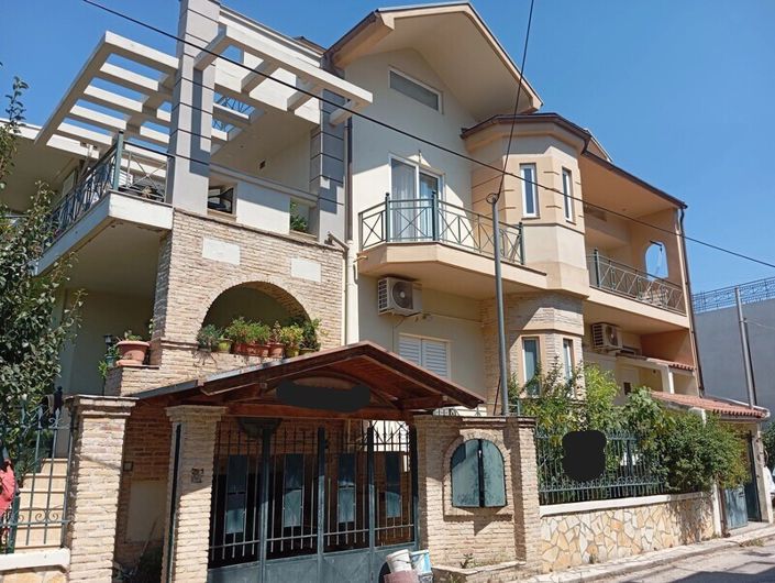 Image No.1-6 Bed Property for sale