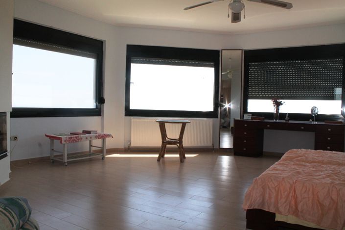 Image No.12-6 Bed Property for sale