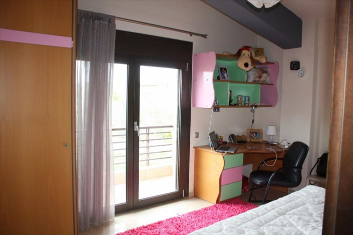 Image No.28-3 Bed Property for sale