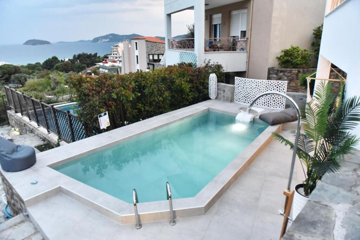 Image No.1-4 Bed Villa for sale