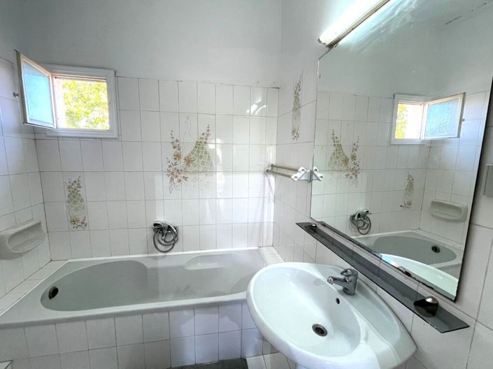 Image No.25-2 Bed Property for sale