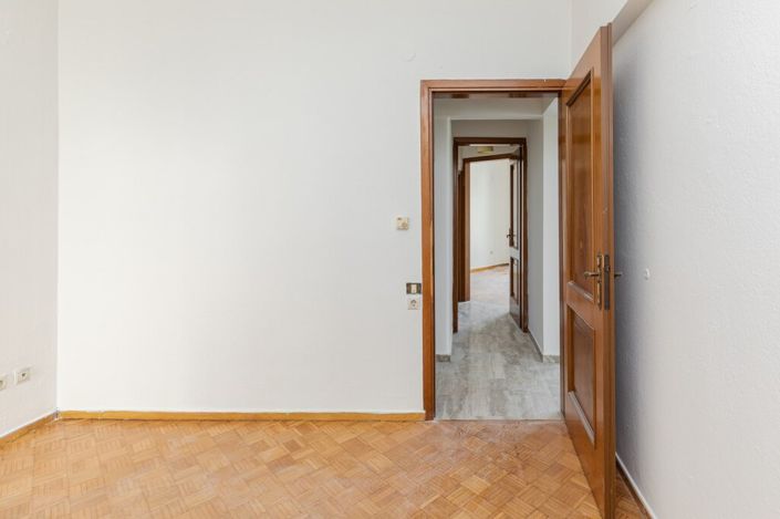 Image No.11-3 Bed Flat for sale