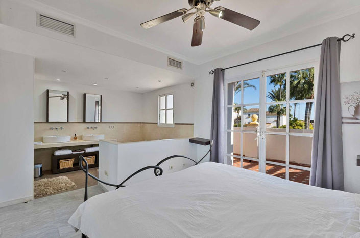 Image No.17-4 Bed Townhouse for sale