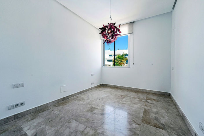 Image No.23-4 Bed Townhouse for sale