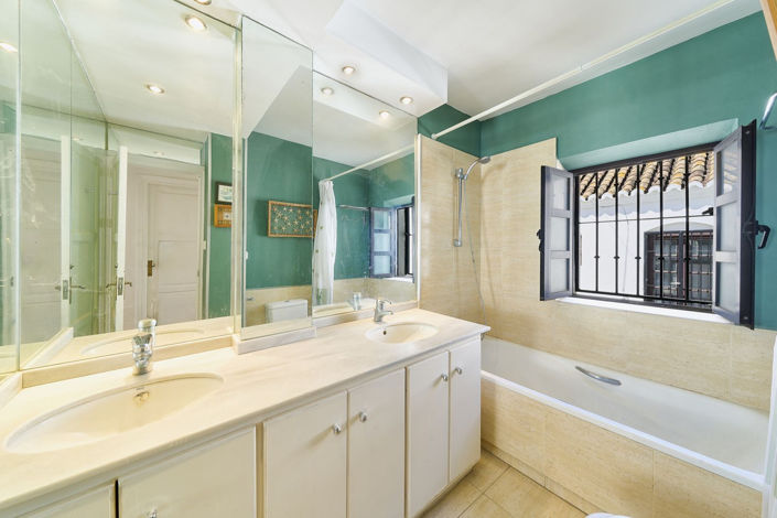 Image No.18-3 Bed Townhouse for sale