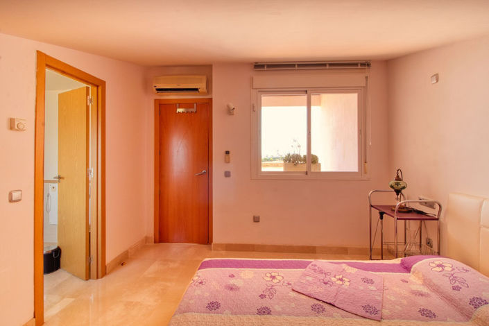 Image No.24-4 Bed Townhouse for sale