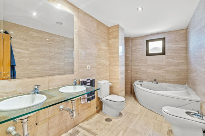 Image No.12-3 Bed Apartment for sale