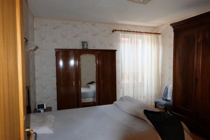 Image No.10-6 Bed Farmhouse for sale