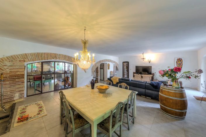 Image No.6-20 Bed House for sale