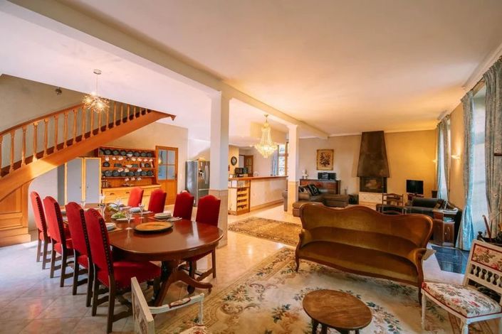 Image No.7-8 Bed House for sale