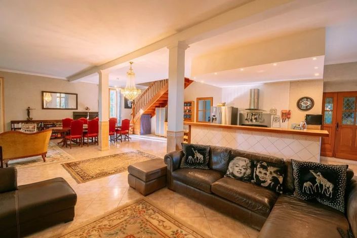 Image No.8-8 Bed House for sale