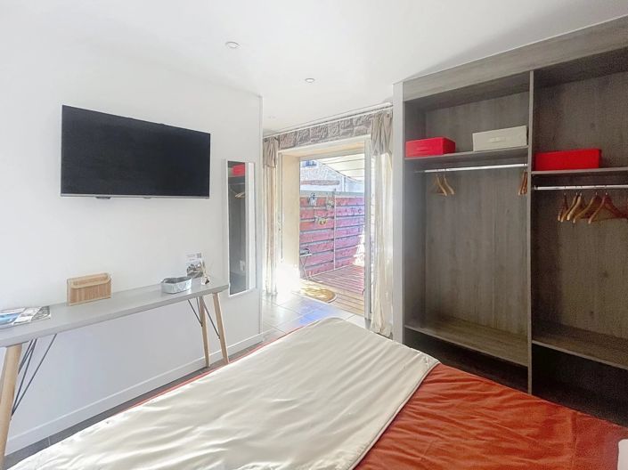 Image No.8-6 Bed Property for sale