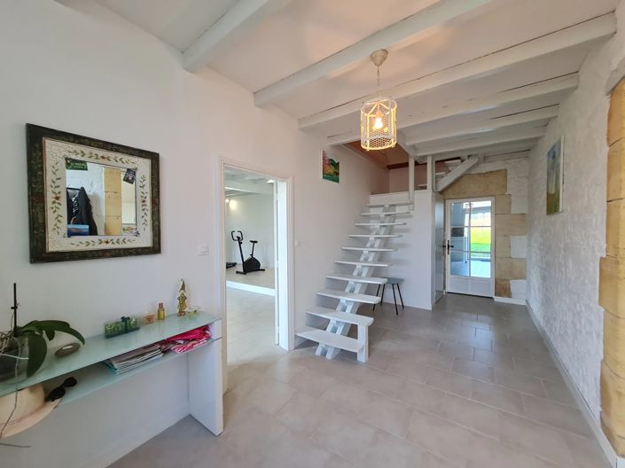 Image No.8-6 Bed House for sale