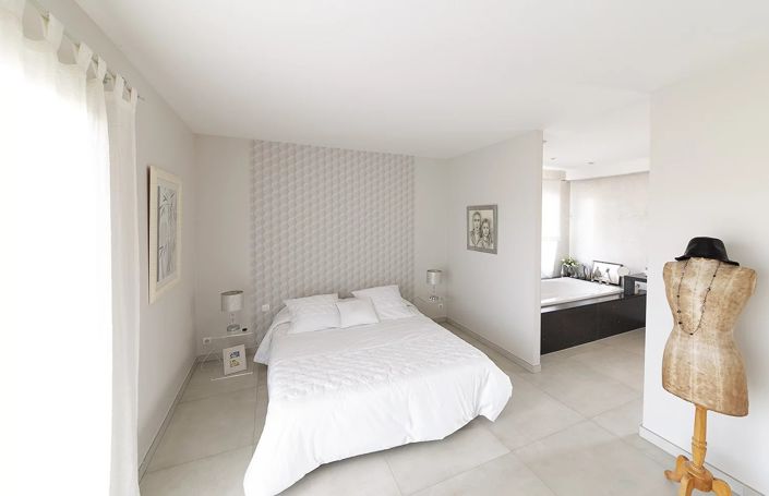 Image No.10-3 Bed House for sale