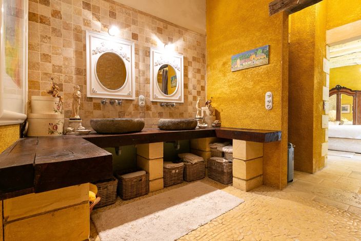 Image No.8-10 Bed House for sale